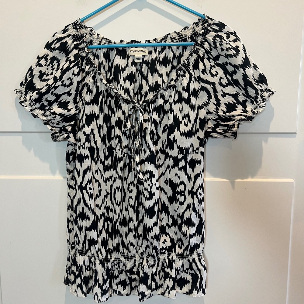 St. John's Bay Women's‎ Large Top Blouse Black White Print Ruffle scoop Neckline
